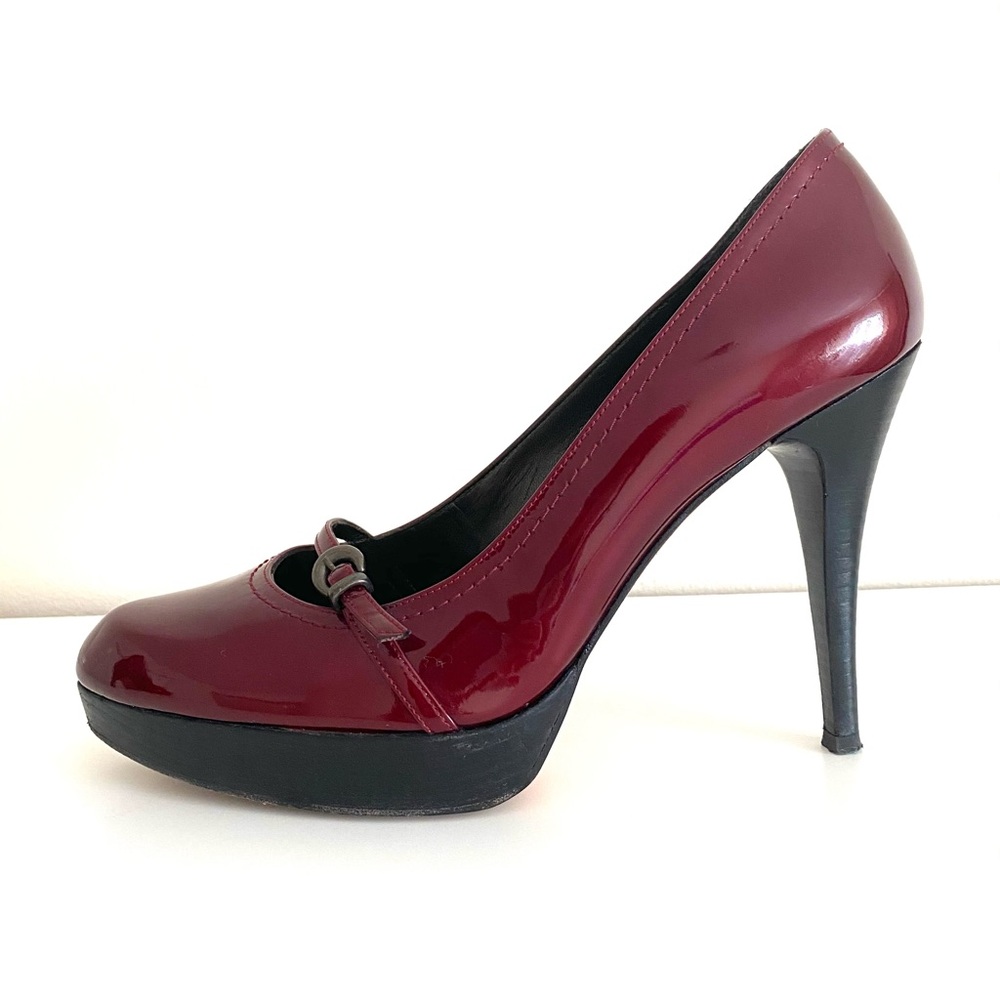 Stuart Weizman Red Fire Quasar Pumps